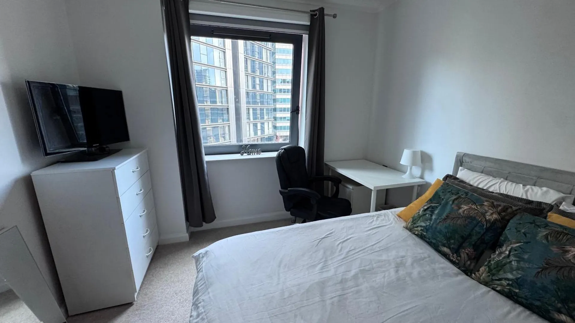 Guest house Spare Room In All-Female 2-Bedroom Flat-Female Only! London