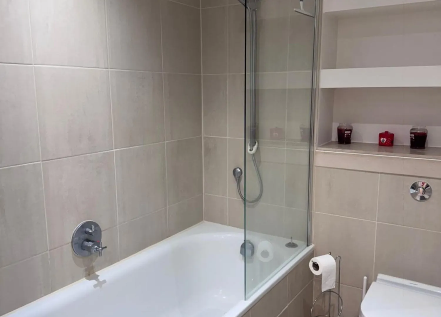 Spare Room In All-Female 2-Bedroom Flat-Female Only! London Guest house